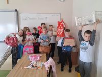 Uczniowie z pojemnikami na książki