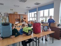 Uczniowie z zastępczymi plecakami