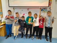 Uczniowie z upominkami