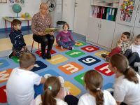 Wspólne czytanie bajek w bibliotece