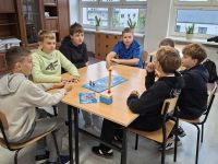 Uczniowie grają w planszówki