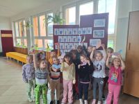 Dzieci z kolorowymi skarpetkami