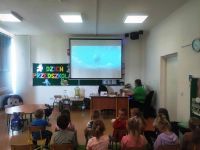 Przedszkolaki podczas seansu filmowego