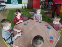 Przedszkolaki przy stole