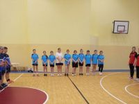 Drużyna dziewcząt w piłce koszykowej