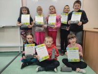 Uczniowie z dyplomami