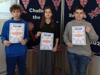 Uczniowie z dyplomami