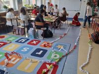 Uczniowie podczas tworzenia łańcuch choinkowego