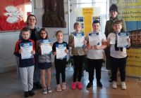 Uczniowie z dyplomami