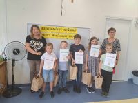 Nagrodzeni uczniowie z opiekunami