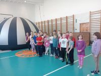 Uczniowie przed Kinem Sferycznym