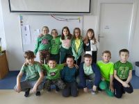 Uczniowie w kolorowych ubraniach