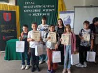 Nagrodzeni uczniowie z dyplomami