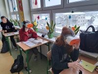 Uczniowie w okularach VR