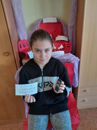 Magiczne drzewo. Czerwone krzesło