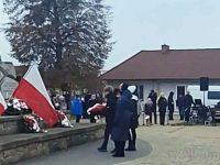 Składanie wieńców pod pomnikiem