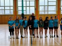 Drużyna dziewczą w koszykówce