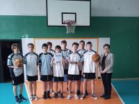 Drużyna chłopców w koszykówce