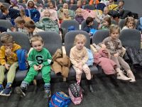 Przedszkolaki na przedstawieniu