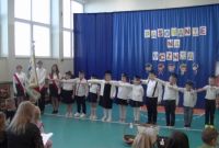 Uczbiowie ślubują na sztandar szkoły