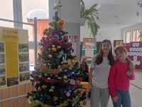 Uczennice przy choince