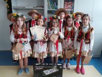 Zespół Promyczki z dyplomem i nagrodami