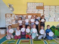 Przedszkolaki z talerzami zdrowego odżywiania