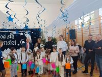 Zdjęcie grupowe: Jury i kolędnicy