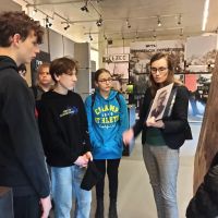 Uczniowie podczas zwiedzania i warsztatów w Muzeum Pamięci w Bełżcu