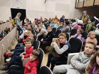 Dzieci na widowni Zamojskiego Domu Kultury