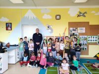 Paan Marek Lis z przedszkolakami - zdjęcie grupowe