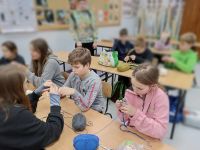 Uczniowie podczas nauki szydełkowania