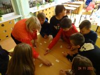 Dzieci i młodzież podczas zabawy andrzejkowej