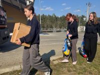 Uczennice w schronisku dla zwierząt