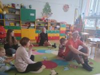 Przedszkolaki z rodzicami