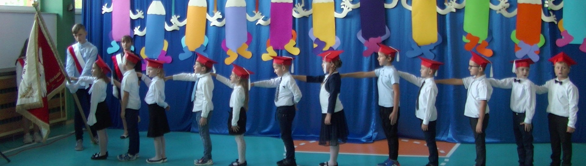 Dzieci ślubujące na sztandar szkoły